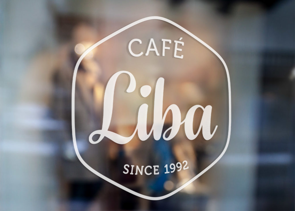 Café Libas logotyp i form av en dekal på en glasdörr.